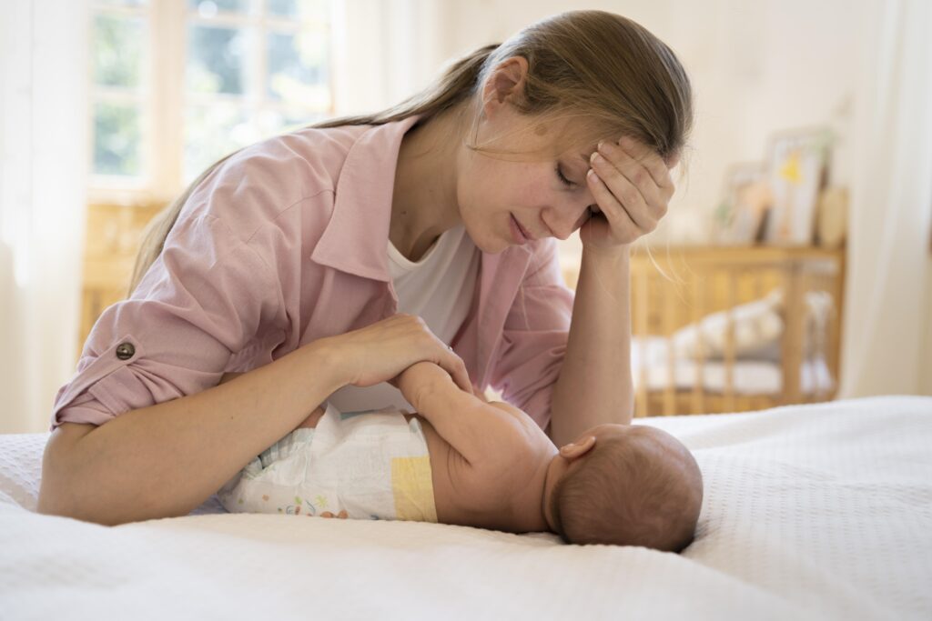 mãe preocupada com bebê com doença do refluxo gastroesofágico
